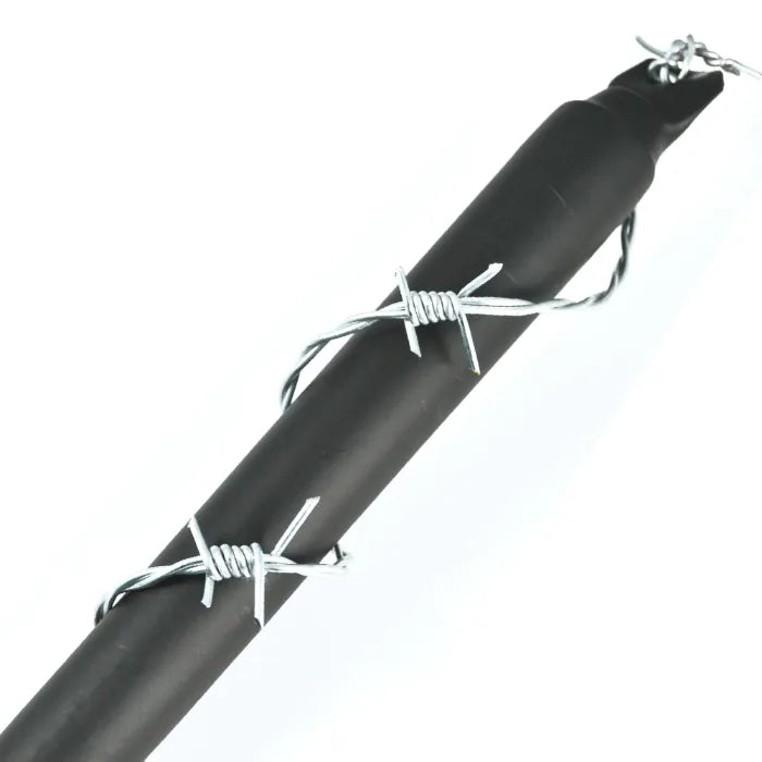 Rohrstock mit Stacheldraht umwickelt (The Spiky)