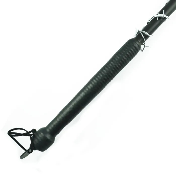 Rohrstock mit Stacheldraht umwickelt (The Spiky)